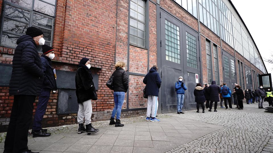 Schlange Berlin Impfzentrum Pflegekräfte stehen vor dem Impfzentrum Arena in Berlin für die Impfung gegen das Corona-Virus an