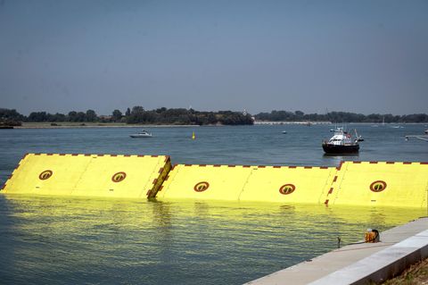 Barrieren des Hochwasserschutzprojekts "Mose" ragt aus dem Wasser.