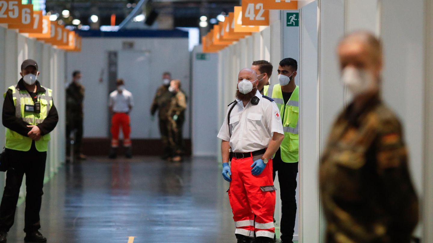 Berlin: Mitarbeiter des Deutschen Roten Kreuzes (DRK), der Bundeswehr und Helfer warten im Impfstoffzentrum Arena Treptow auf den Beginn der Impfungen gegen das Coronavirus