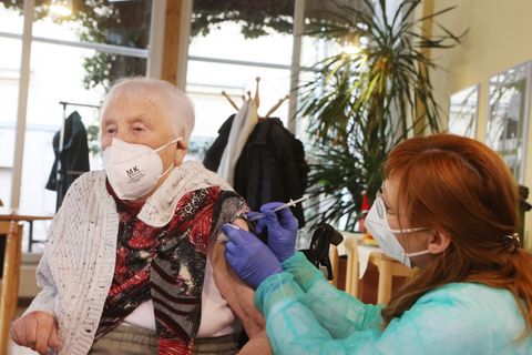 Die 94-Jahre alte Martha Nadolph (l.) erhält im Seniorenpark Am Birkenwäldchen ihre Impfung