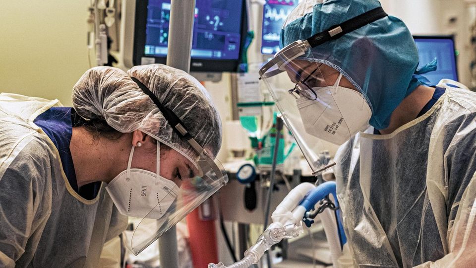 Nachtschicht  vor Heiligabend: Im Stuttgarter  Marienhospital intubieren Intensivpflegerin und Ärztin einen  Patienten für  die künstliche  Beatmung