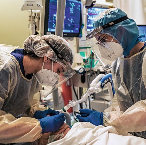 Nachtschicht  vor Heiligabend: Im Stuttgarter  Marienhospital intubieren Intensivpflegerin und Ärztin einen  Patienten für  die künstliche  Beatmung