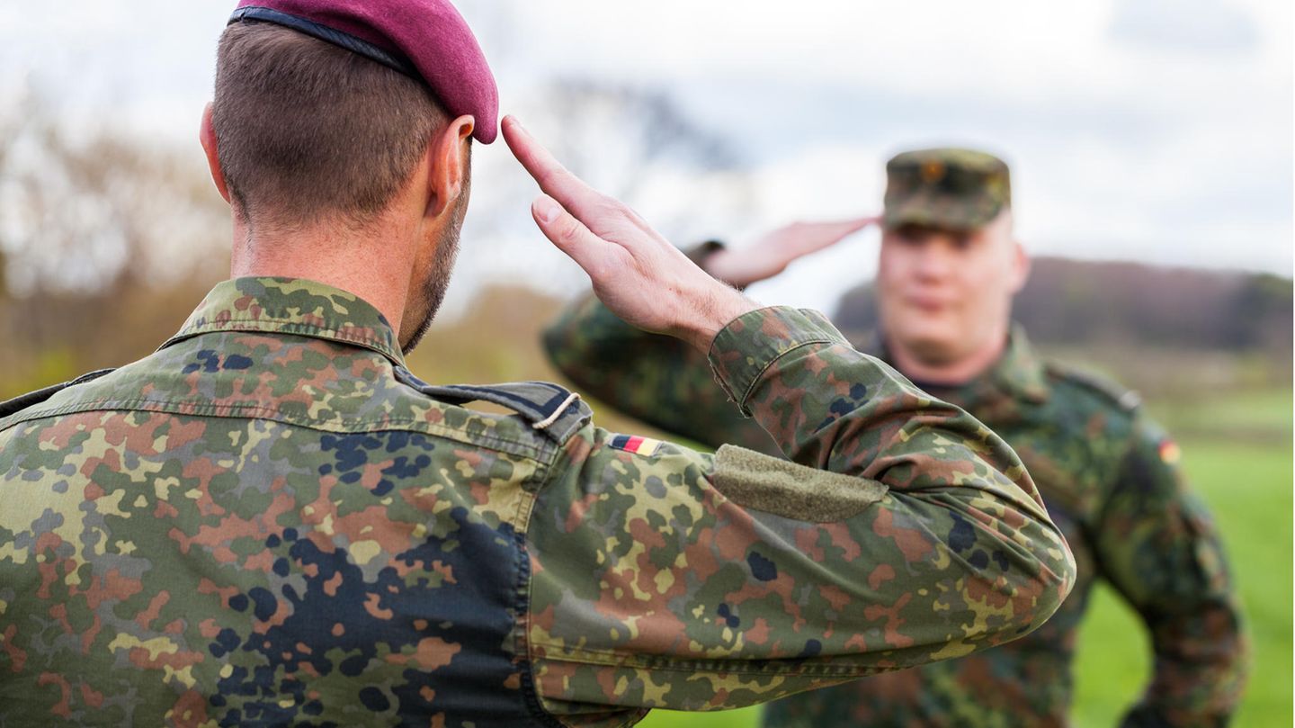 Entschädigung der Opfer: Zwei deutsche Soldaten grüßen einander (Symbolbild) Zwei deutsche Soldaten grüßen einander (Symbolbild)