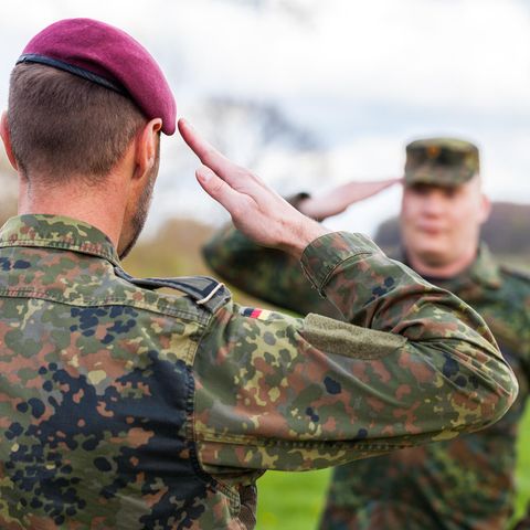 Zwei deutsche Soldaten grüßen einander (Symbolbild)