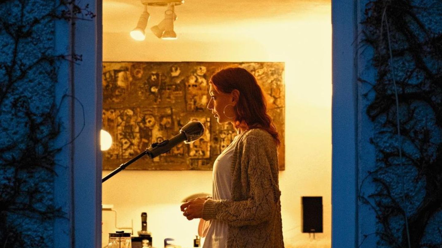 Familienhörbücher: Die ehemalige Journalistin Judith Grümmer nimmt Familienhörbücher auf. In ihnen können todkranke Menschen ihren Familien und Freunden ein Audio-Vermächtnis hinterlassen. Hier im Bild: Protagonistin Christina Dütting, die so Krebsk... Das Inhaltsverzeichnis wird im Stehen eingesprochen, das klingt besser