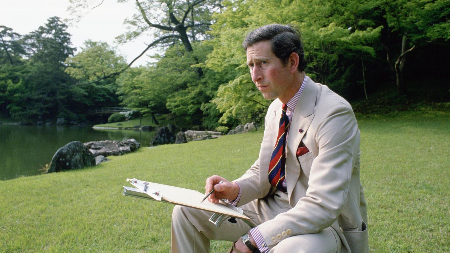 VOE STERN 46/2018 JAPAN - MAY 08: Prince Charles sketching in the gardens of Omiya Palace during a break in his official tour of Japan. (Photo by Tim Graham/Getty Images), Collection: Tim Graham Photo Library Auf seiner Reise 1986 nach Japan hält Charles zeichnend seine Eindrücke von den kaiserlichen Gärten in Kyoto fest