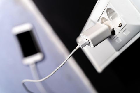 Dürfte in Zukunft seltener im Lieferkarton stecken: ein Smartphone-Netzteil.