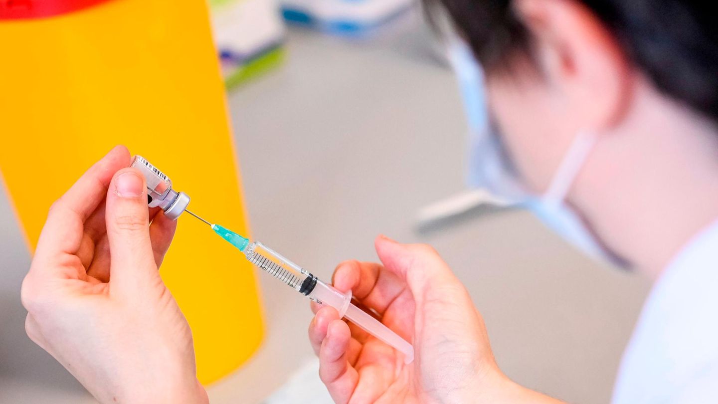 Eine Ärztin zieht ein Spritze mit dem Impfstoff Comirnaty von Biontech/Pfizer auf
