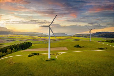 Windräder auf grüner Wiese