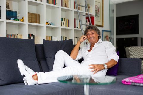 Schauspieler Herbert Herrmann sitzt in seinem Wohnzimmer
