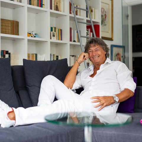 Schauspieler Herbert Herrmann sitzt in seinem Wohnzimmer