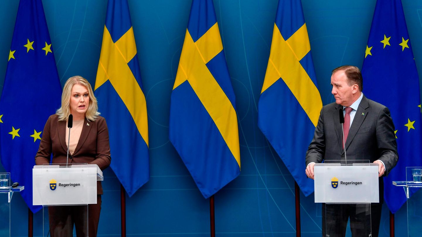 Schwedens Gesundheitsministerin Lena Hallengren (links) und Regierungschef Stefan Löfven bei einer Pressekonferenz (Archivfoto)
