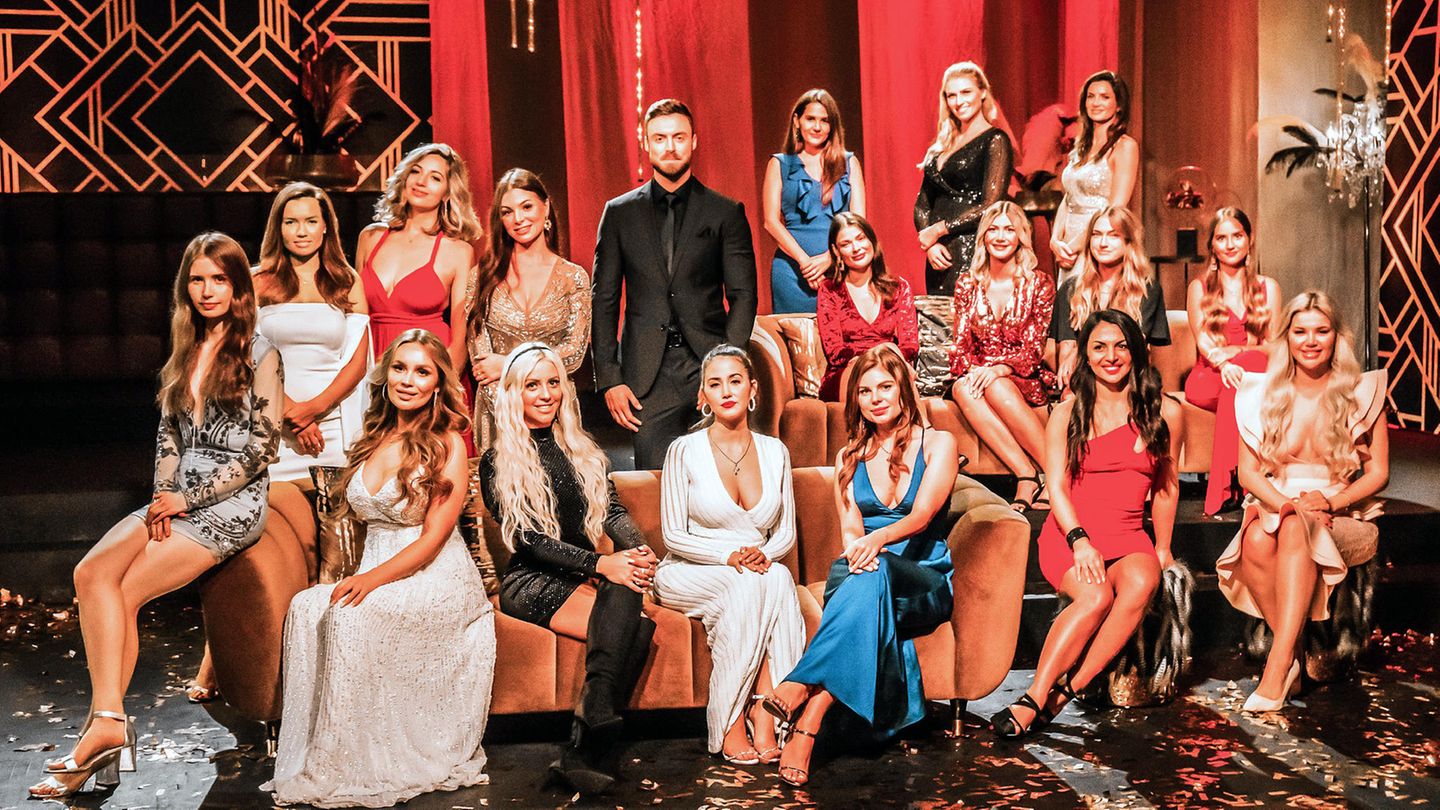 Bachelor Niko Griesert mit 17 der insgesamt 22 Kandidatinnen