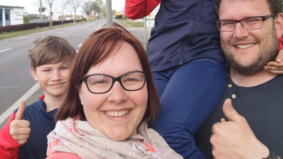 Nadine und Jörg Deutschmann mit ihren Söhnen vor dem Ortsschild von Wolgast Nadine und Jörg Deutschmann mit ihren Söhnen vor dem Ortsschild von Wolgast