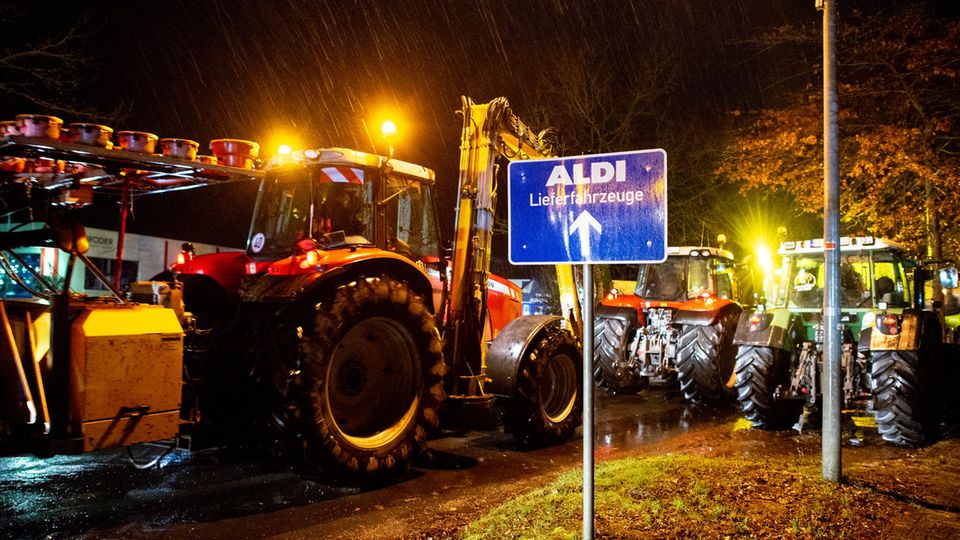 Zahlreiche Landwirte blockieren mit ihren Traktoren die Zufahrt zum Zentrallager von Aldi in Hesel, im Landkreis Leer Zahlreiche Landwirte blockieren mit ihren Traktoren die Zufahrt zum Zentrallager von Aldi in Hesel, im Landkreis Leer
