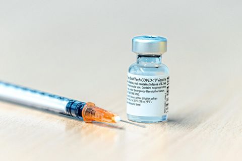 Spritze und Impfstoff von Pfizer-Biontech