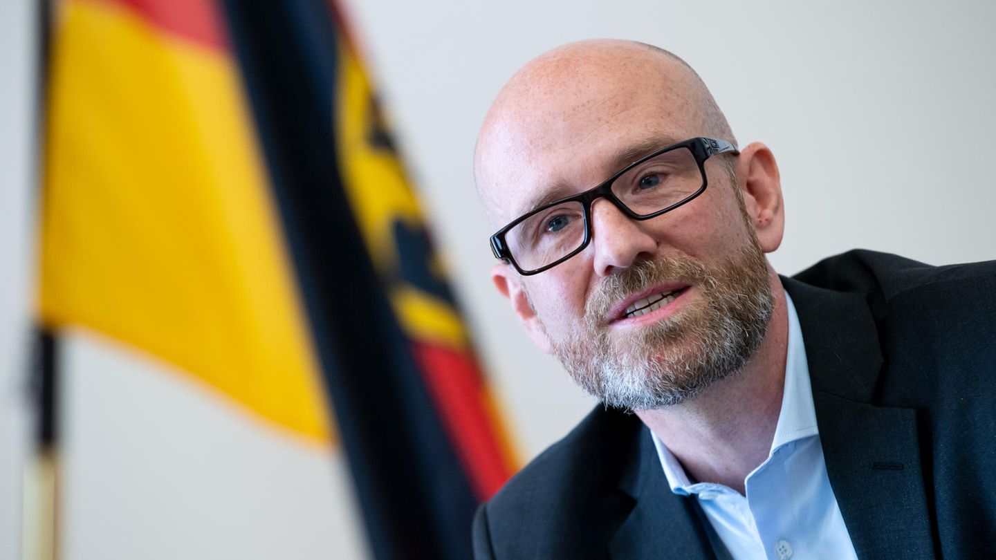 Peter Tauber vor einer Deutschland-Flagge