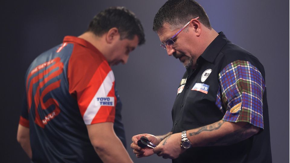 Mensur Suljovic (l.) brachte den zweifachen Weltmeister Gary Anderson  im Alexandra Palace mächtig auf die Palme