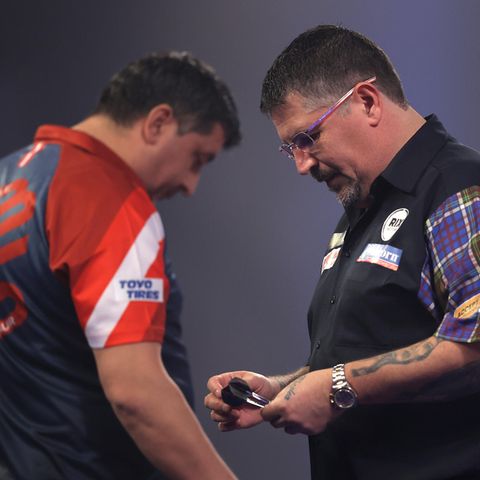 Mensur Suljovic (l.) brachte den zweifachen Weltmeister Gary Anderson  im Alexandra Palace mächtig auf die Palme