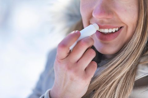 Gerade im Winter ist Lippenpflege besonders wichtig, da die Lippen durch trockene Heizungsluft und Kälte schnell austrocknen