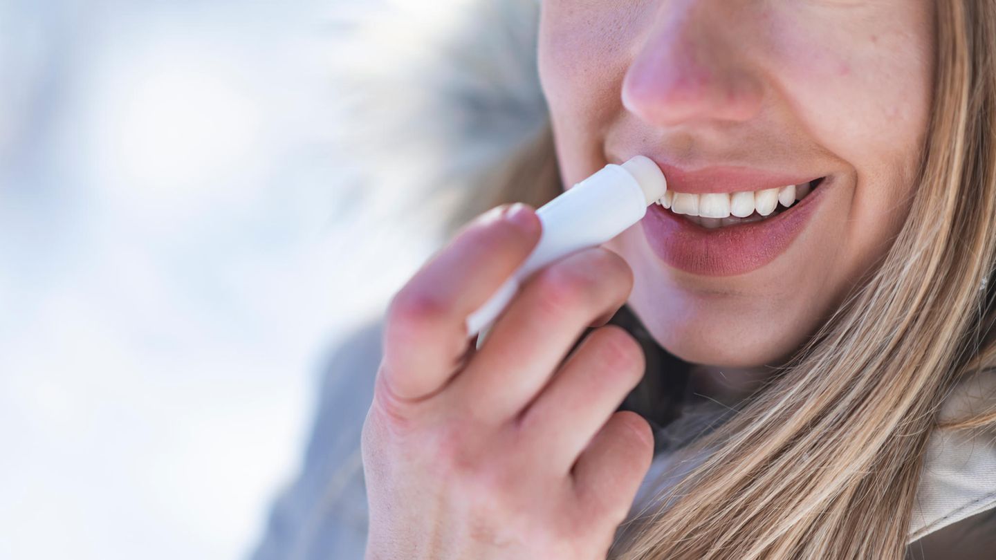 Gerade im Winter ist Lippenpflege besonders wichtig, da die Lippen durch trockene Heizungsluft und Kälte schnell austrocknen