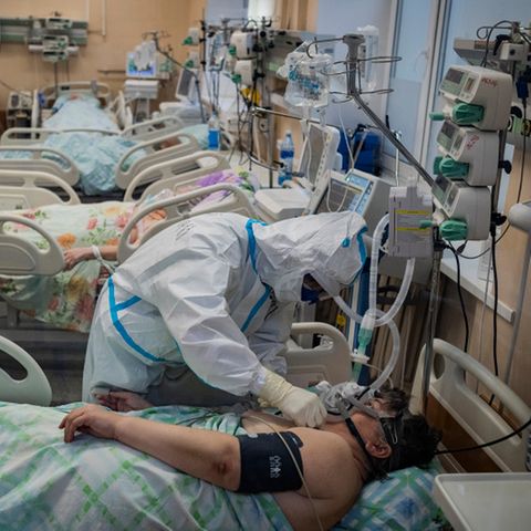 Krankenhaus in Twer bei Moskau : Krieg in der Roten Zone - wie Russland gegen die zweite Corona-Welle kämpft
