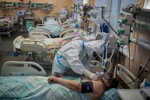 Krankenhaus in Twer bei Moskau : Krieg in der Roten Zone - wie Russland gegen die zweite Corona-Welle kämpft