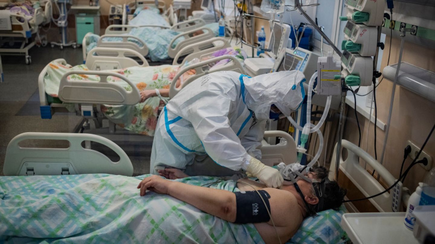 Krankenhaus in Twer bei Moskau : Krieg in der Roten Zone - wie Russland gegen die zweite Corona-Welle kämpft Krankenhaus in Twer bei Moskau : Krieg in der Roten Zone - wie Russland gegen die zweite Corona-Welle kämpft