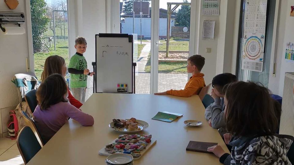 Die Kinder der Familie Deutschmann lernen gemeinsam am Esstisch Die Kinder der Familie Deutschmann lernen gemeinsam am Esstisch