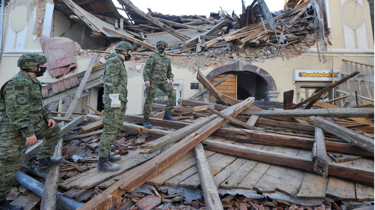 Soldaten inspizieren die Trümmer eines vom Erdbeben beschädigten Gebäudes in der Stadt Petrinja