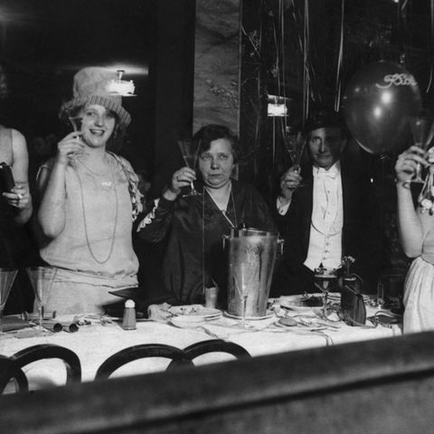 Gäste einer Silvesterfeier in der Krolloper in Berlin (Foto 1928). Das Etablissement besteht seit 1844 und verfügt auch über einen Außenbereich. Im Zweiten Weltkrieg wird das Gebäude stark beschädigt, der Kroll-Garten allerdings wurde bereits Ende Mai 1945 von Geröll befreit und wiedereröffnet. 