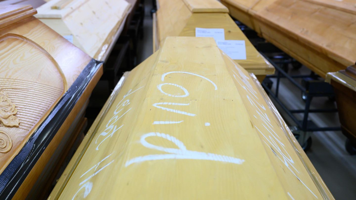 "Covid" steht auf einem Sarg im Krematorium im Dresdner Stadtteil Tolkewitz