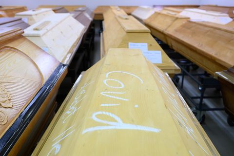 "Covid" steht auf einem Sarg im Krematorium im Dresdner Stadtteil Tolkewitz