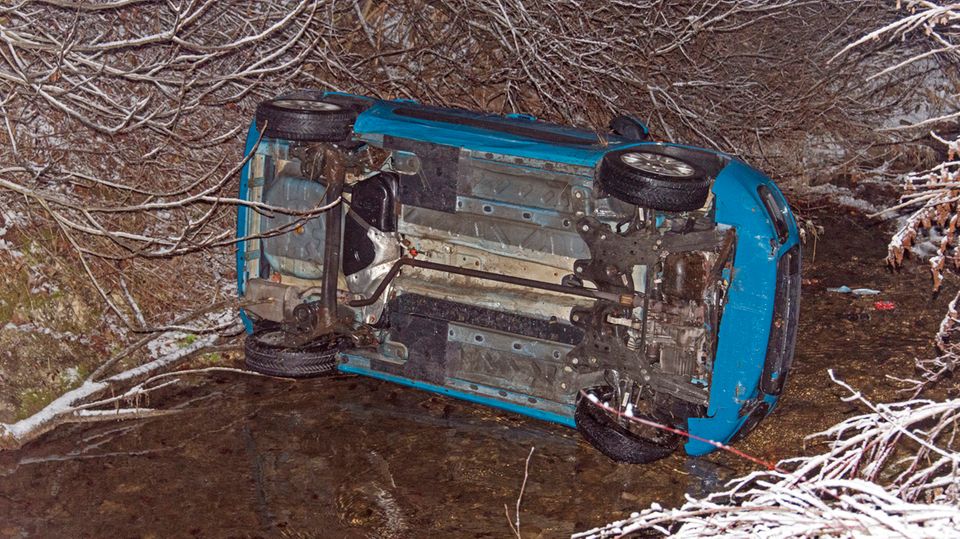 Eine Frau ist in Berchtesgaden mit ihrem Auto in einem Bachbett gelandet