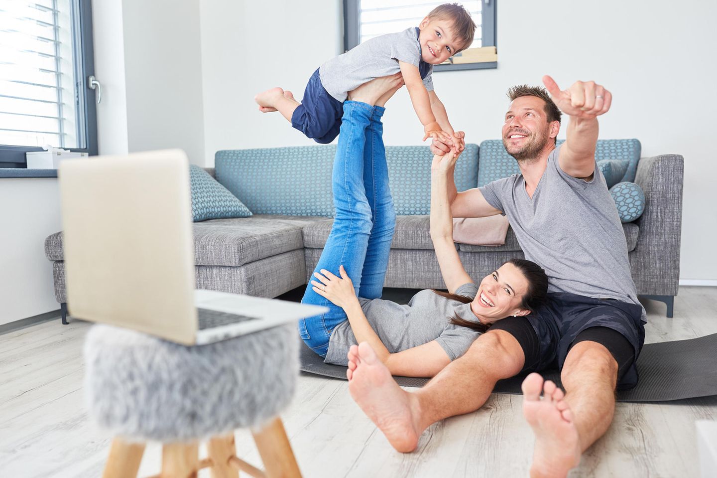 Familie beim Online-Shopping zu Hause