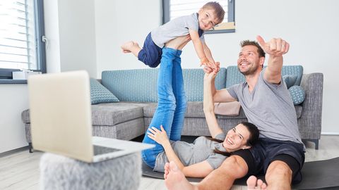 Familie beim Online-Shopping zu Hause