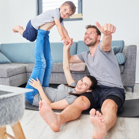 Familie beim Online-Shopping zu Hause