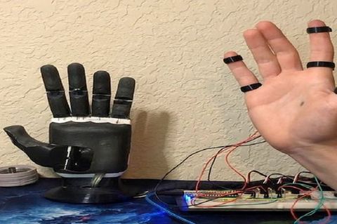 Diese künstliche Hand hilft einem Amputierten fast alle Bewegungen des Alltags durchzuführen.