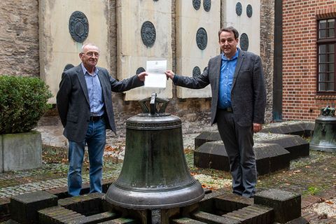 Hans Manek und Prof. Dr. Thomas Flammer vor der Glocke
