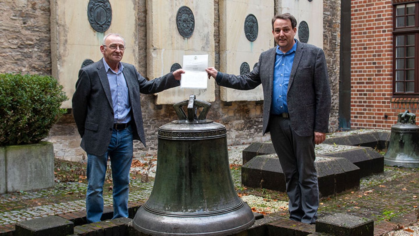 Hans Manek und Prof. Dr. Thomas Flammer vor der Glocke