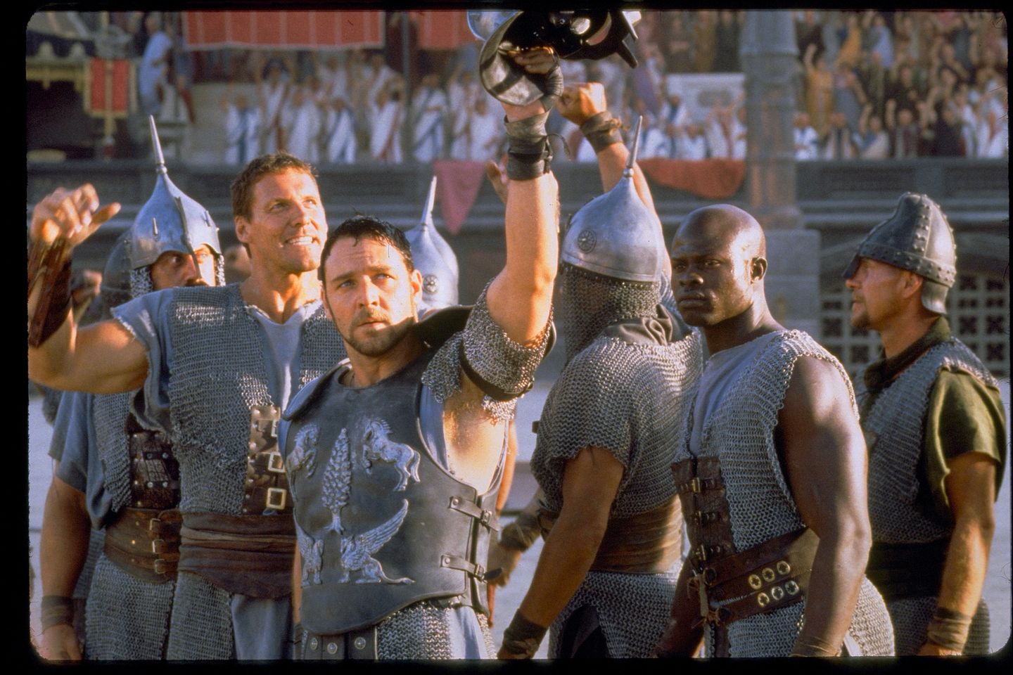 TV-Tipps: Fünf Trophäen erhielt Ridley Scotts Historienepos "Gladiator" bei der Oscar-Verleihung 2001, unter anderem wurde Russell Crowe für seine Rolle als in Ungnade gefallener römischer Feldherr Maximus ausgezeichnet. Aus deutscher Sicht fast noch interessanter: Der Film bescherte dem Recklinghauser Ralf Moeller, hier links neben Crowe im Bild, seinen größten Erfolg. Der Film passt ideal in den Reigen an Sandalenfilmen, der über Ostern durch die Kanäle gespült wird. ZDFneo zeigt "Gladiator" am Ostersamstag um 20.15 Uhr. Fünf Trophäen erhielt Ridley Scotts Historienepos "Gladiator" bei der Oscar-Verleihung 2001, unter anderem wurde Russell Crowe für seine Rolle als in Ungnade gefallener römischer Feldherr Maximus ausgezeichnet. Aus deutscher Sicht fast noch interessanter: Der Film bescherte dem Recklinghauser Ralf Moeller, hier links neben Crowe im Bild, seinen größten Erfolg. Der Film passt ideal in den Reigen an Sandalenfilmen, der über Ostern durch die Kanäle gespült wird. ZDFneo zeigt "Gladiator" am Ostersamstag um 20.15 Uhr.