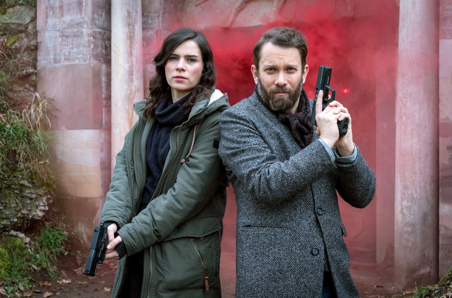 TV-Tipps: 1. Januar Das neue Jahr läutet die ARD standesgemäß mit einem "Tatort" aus Weimar ein. Und was für einem: Anstelle des üblichen Feuerwerks an lauen Gags und Kalauern liefern die Macher diesmal eine Geschichte, deren tiefere Dimension sich erst langsam entfaltet und die mit dem Zuschauer Spiele spielt. Los geht's wie gewohnt ab 20.15 Uhr. Eine ausführliche Kritik gibt es hier 1. Januar Das neue Jahr läutet die ARD standesgemäß mit einem "Tatort" aus Weimar ein. Und was für einem: Anstelle des üblichen Feuerwerks an lauen Gags und Kalauern liefern die Macher diesmal eine Geschichte, deren tiefere Dimension sich erst langsam entfaltet und die mit dem Zuschauer Spiele spielt. Los geht's wie gewohnt ab 20.15 Uhr. Eine ausführliche Kritik gibt es hier