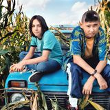 2. Januar:  Mit "Tschick" gelang dem leider jung verstorbenen Schriftsteller Wolfgang Herrndorf eines der schönsten Jugendbücher der vergangenen Jahrzehnte. Fatih Akin verfilmte 2016 die Geschichte zweier jugendlicher Außenseiter, die sich mit einem alten Lada auf Abenteuerreise begeben, mit Tristan Göbel und Anand Batbileg in den Hauptrollen. Die ARD zeigt diese gelungene Adaption am späten Samstagabend ab 23.55 Uhr.