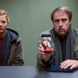 3. Januar  Diesem Film kann man am Sonntagabend kaum entkommen: Sowohl das Erste als auch sämtliche dritten Programme strahlen "Ferdinand von Schirach: Feinde" aus. Das ist allerdings weit mehr als ein gewöhnlicher Krimi: Es handelt sich hierbei um zwei Filme, die aus verschiedenen Perspektiven den Fall eines verschwundenen Mädchens erzählen. Während der Kommissar Peter Nadler (Bjarne Mädel) glaubt den Täter zu kennen und mit allen - auch nicht legalen - Mitteln versucht, den Aufenthaltsort aus ihm herauszupressen, fordert dessen Anwalt (Klaus Maria Brandauer) Freispruch und eine Bestrafung des Beamten. "Gegen die Zeit" (20.15 Uhr) ist dabei aus Sicht des Polizisten erzählt, "Das Geständnis" (22.30 Uhr) gibt die Sichtweise des Verteidigers wieder - die dritten Programme zeigen die Filme in anderer Reihenfolge.