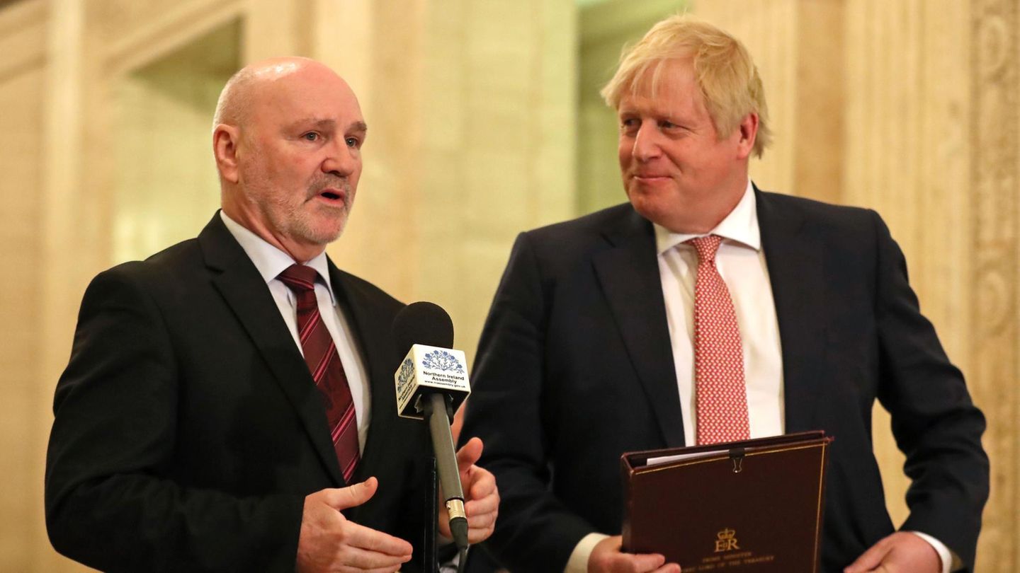 Britischer Premier Boris Johnson (r.) und nordirischer Parlamentschef Alex Maskey (l.)