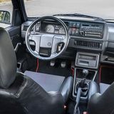 Das Cockpit bietet den damals üblichen Hartplastikcharme