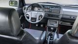 Das Cockpit bietet den damals üblichen Hartplastikcharme