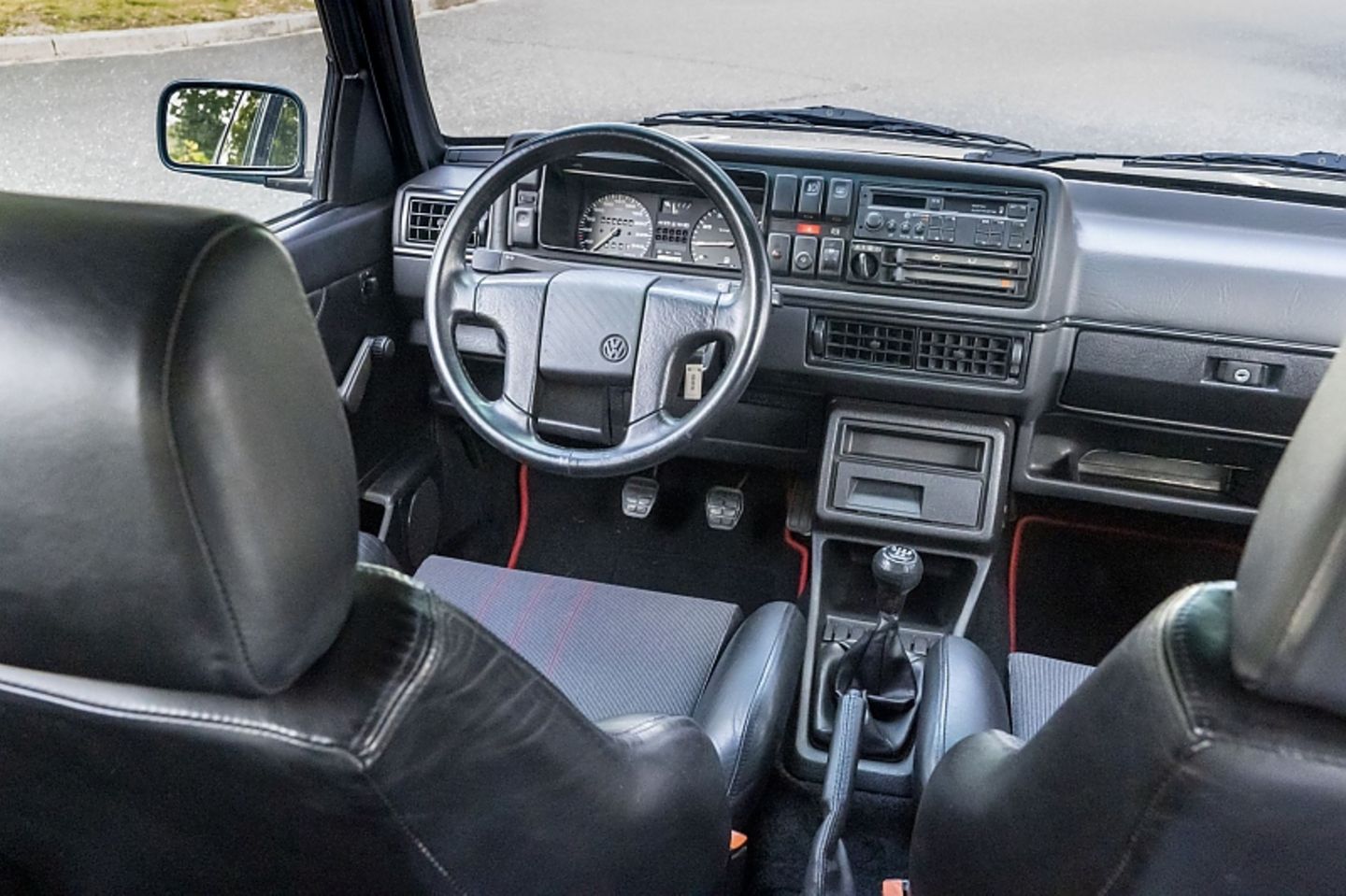Das Cockpit bietet den damals üblichen Hartplastikcharme