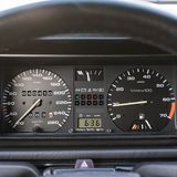 Bei den Rundinstrumenten nichts Neues: Bei 6.200 U/min beginnt der rote Bereich