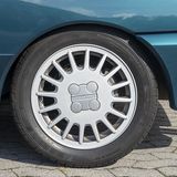 In den Radkästen stecken 205er Pneus